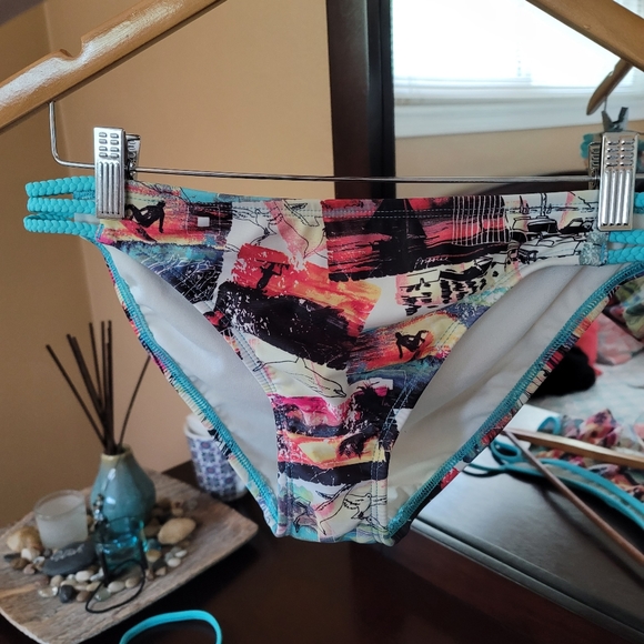 Colorful Beach Print Bikini Set - Picture 7 of 12